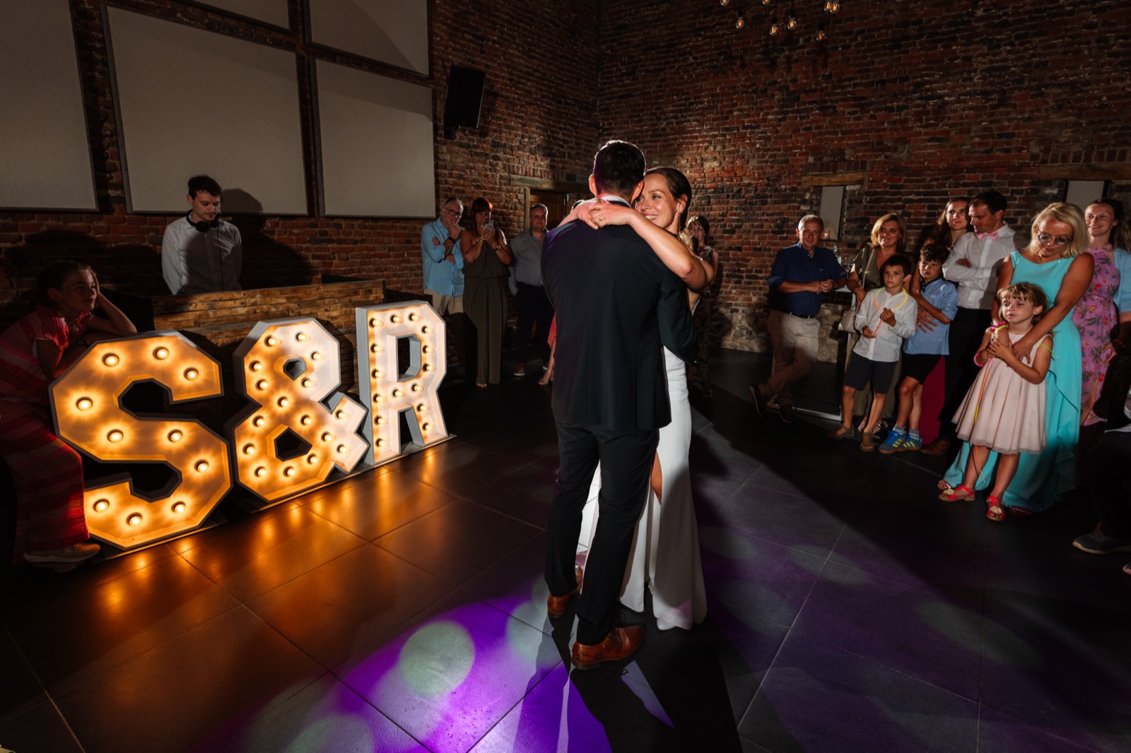 De openingsdans, S en R in lichtletters
